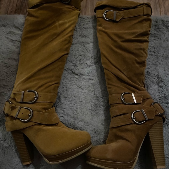 Tan suede heel boots - Picture 1 of 3